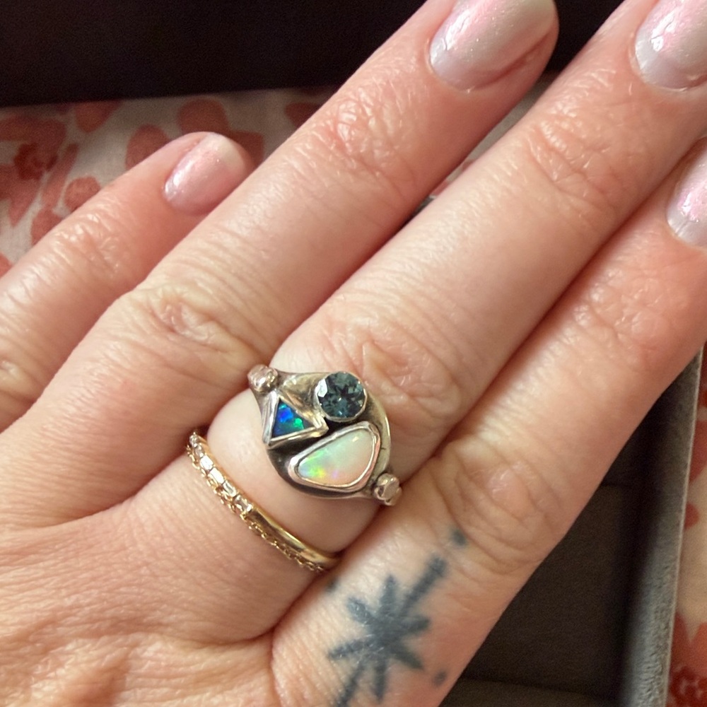 Elegant Silver Ring with Opal and Sapphire - Picture 2 of 4